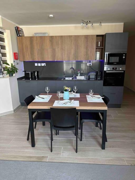 A Brand New Stunning Penthouse With Bbq Area *
